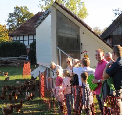 Am Hühner-Hotel machte sich die CDU Heessen ein Bild von der Freilandhaltung von Hühnern - 