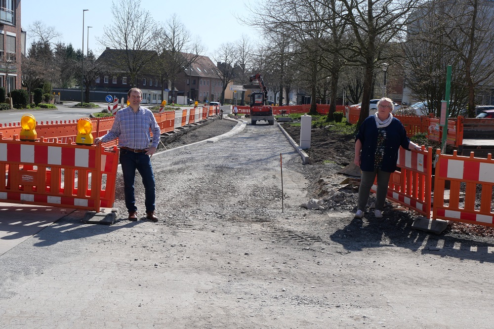 Die neue Bushaltespur an der Amtsstrae ist im Bau. Im Zuge der Arbeiten werden auch neue Bushaltestellen errichtet, erlutern CDU-Ratsherr Arnd Hilwig und CDU-Bezirksfraktionsvorsitzende Gabriele Beltrop-Hengst.