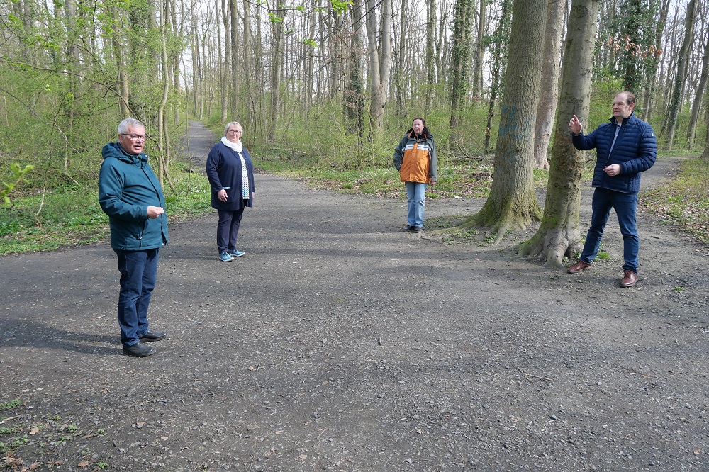 Wollen die Wege sanieren und den Kappenbusch als Erholungswald pflegen: Brgermeister Oskar Burkert, Fraktionsvorsitzende Gabriele Beltrop-Hengst, Bezirksvertreterin Brigitte Johannwiemann und Ratsherr Arnd Hilwig.
