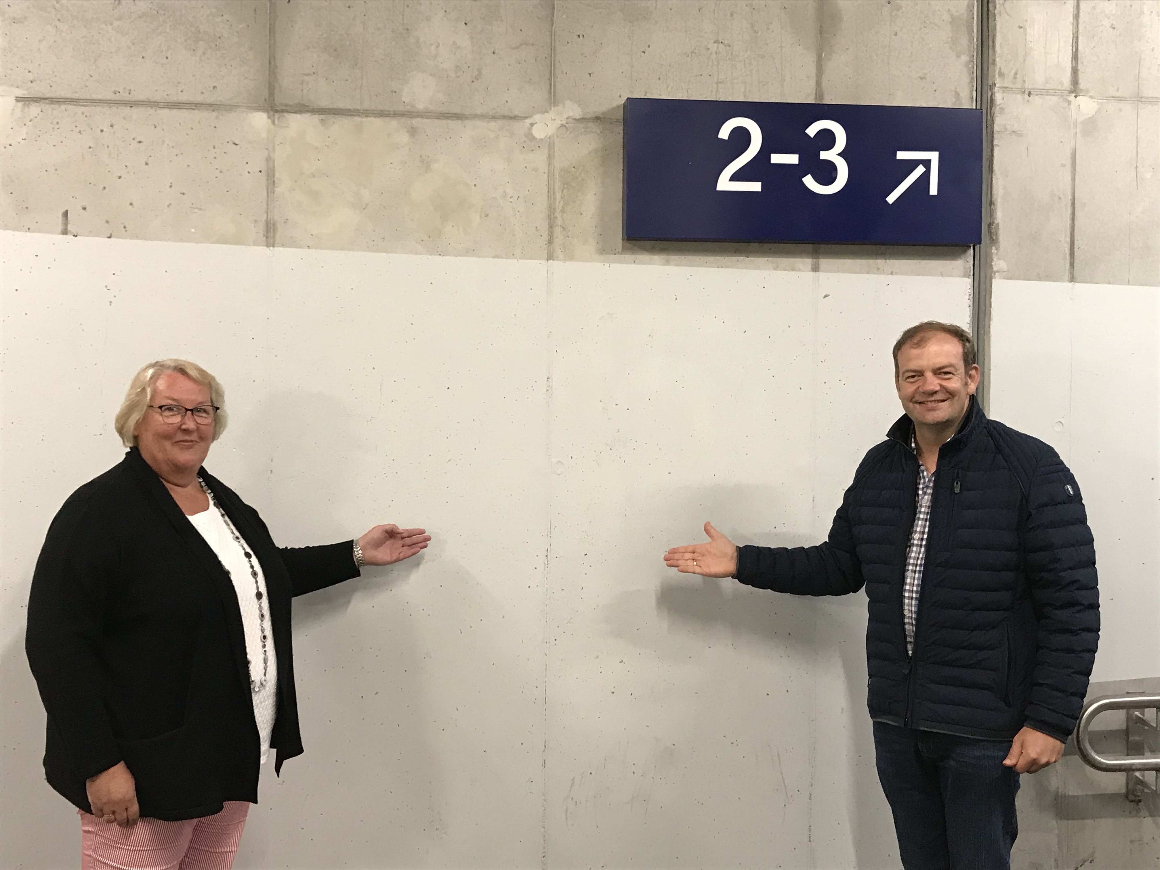 Freuen sich über die frisch gereinigte Unterführung am Heessner Bahnhof im Übergang zu den Gleisen 2 und 3: CDU-Bezirksfraktionsvorsitzende Gabriele Beltrop-Hengst und CDU-Ratsherr Arnd Hilwig.