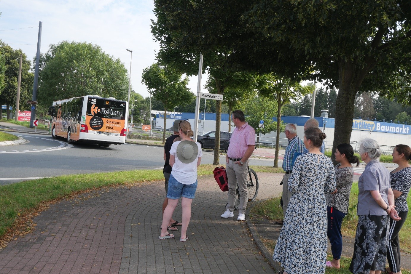 CDU-Bezirksfraktion Heessen vor Ort. Ein normaler Bus kann nur knapp ein berfahren verhindern. 