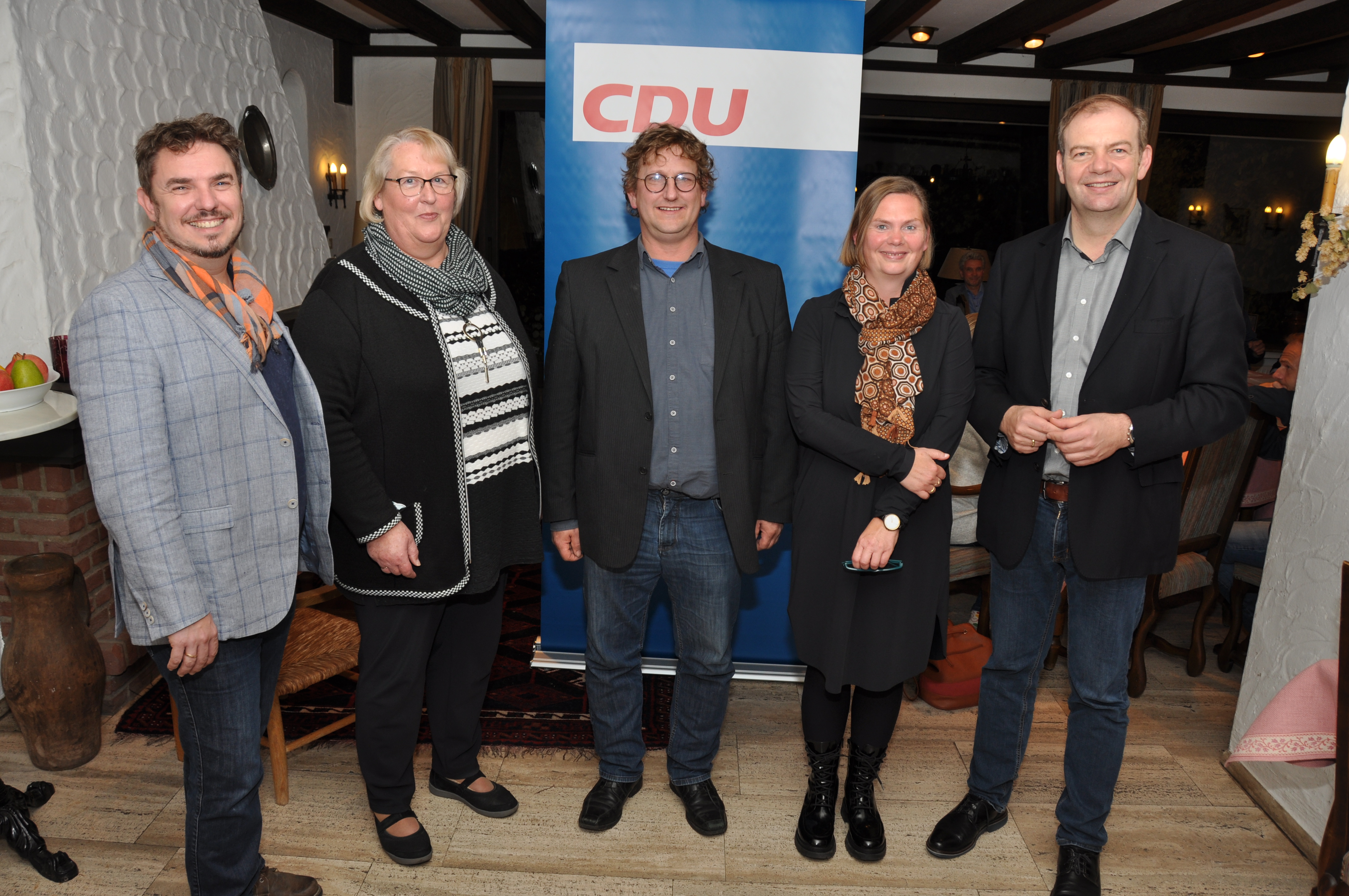 Christoph Deese mit neuen und ausgeschiedenen Mitgliedern des Stadtbezirksvorstands.