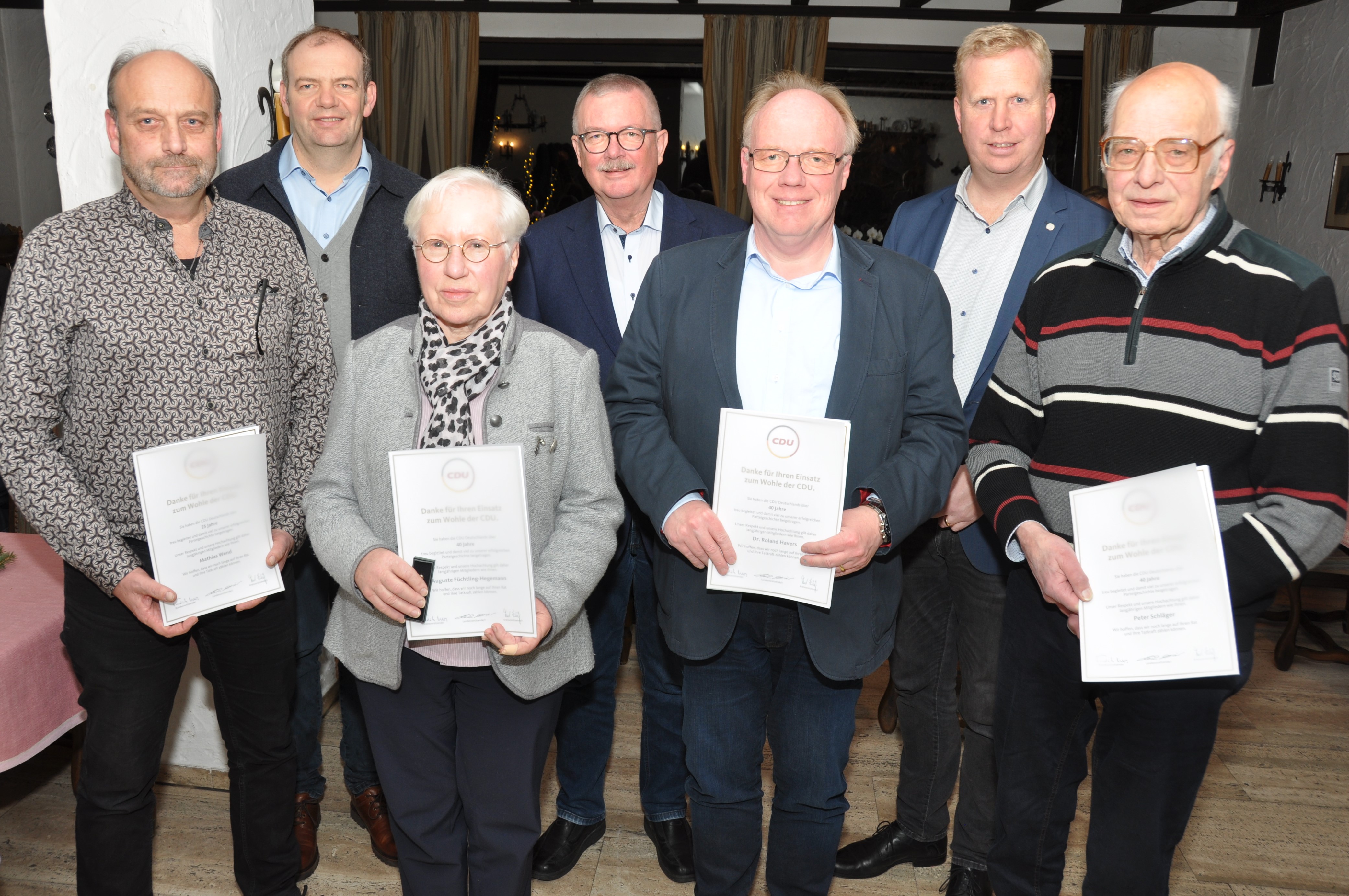 Ehrung der Heessener CDU in der Domschnke: Mathias Wend, Auguste Fchtling-Hegemann, Dr. Roland Havers und Peter Schlger wurden von CDU-Kreisvorsitzenden Arnd Hilwig, Brgermeister Oskar Burkert und CDU-Bundestagsabgeordneten Henning Rehbaum geehert.