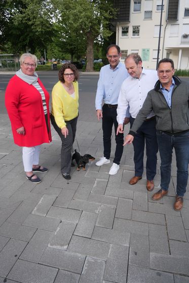 Ursachen aufklren, Schden vernnftig beseitigen, fordert die Heessener CDU beim Ortstermin auf dem Heessener Markt.