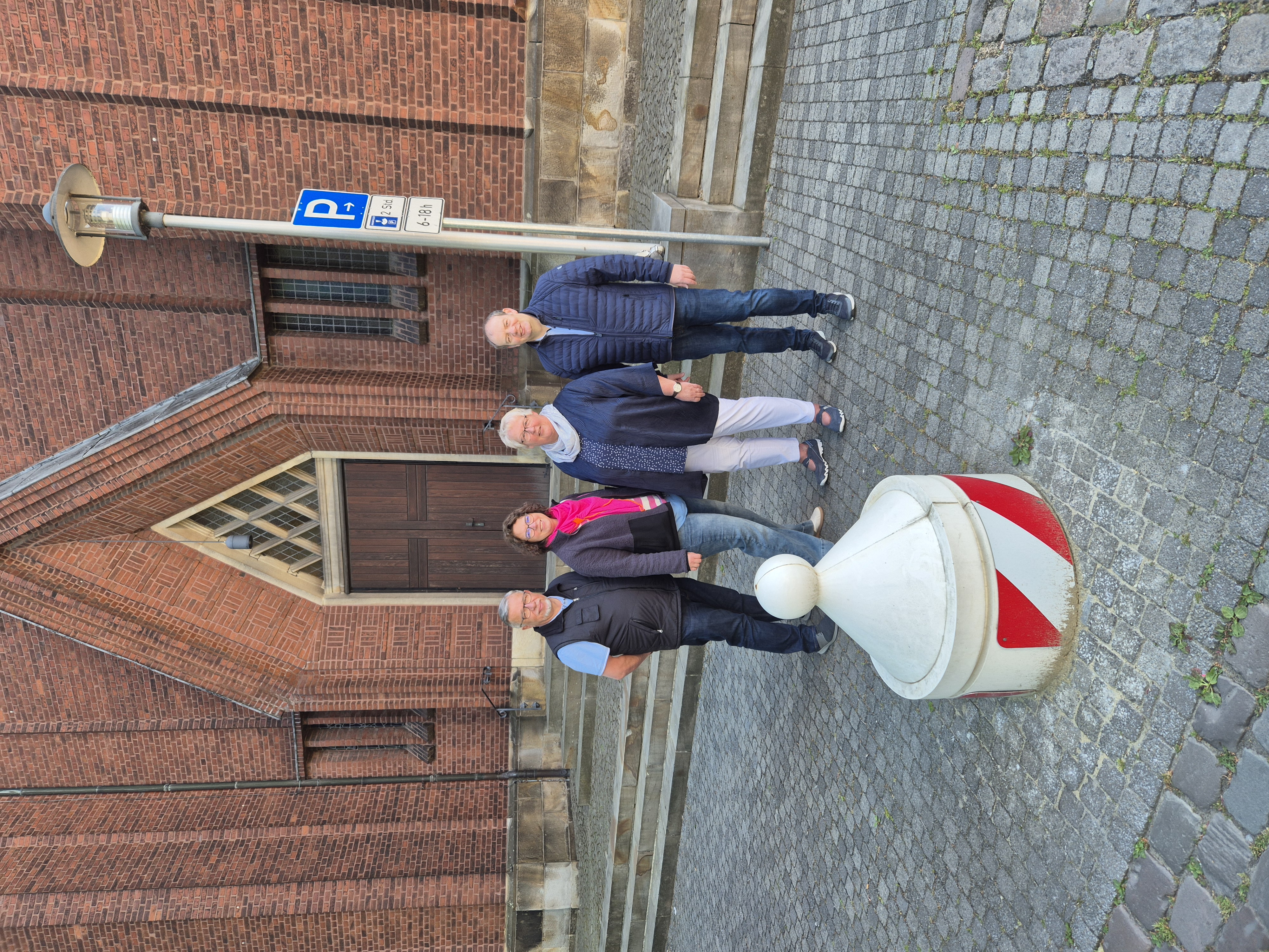 Vor dem Portal der Pfarrkirche St. Stephanus sind Heinrich Kpp, Tanja Schfer, Gabriele Beltrop-Hengst und Arnd Hilwig berhaupt nicht angetan vom Mnsteraner Kegel.