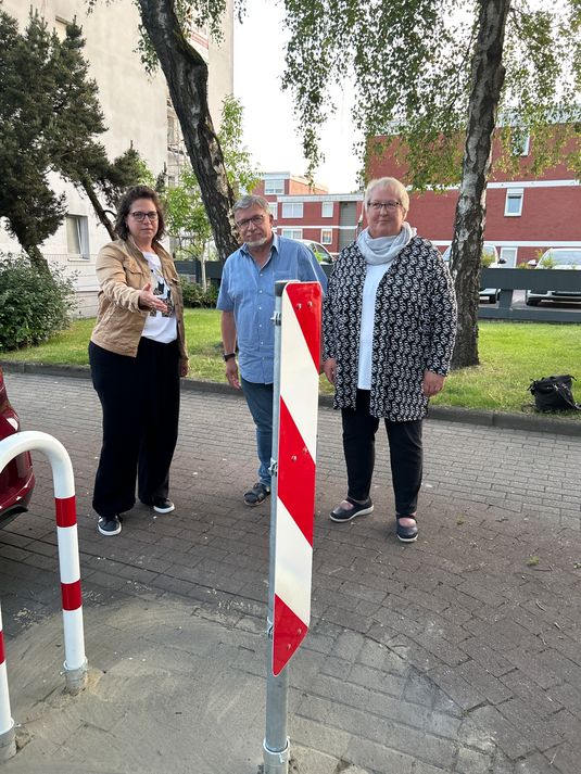 Beim Ortstermin an der Amtsstrae: Tanja Schfer, Heinrich Kpp und Gabriele Beltrop-Hengst knnen sich ber die Verkehrspolitik von Grnen, SPD und FDP nur noch wundern.